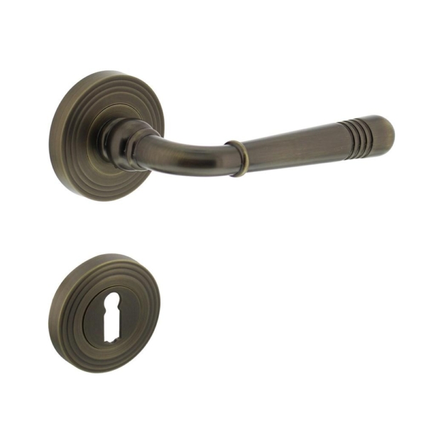 Deurkruk Emily op rozet met sleutel plaatjes gebruineerd