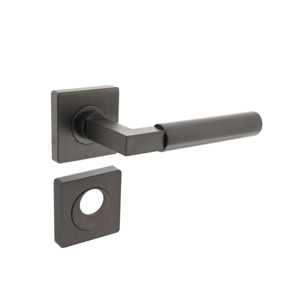 Deurkruk Baustil op vierkante rozet met nokken 55x55x10mm en rondcilindergat plaatjes antraciet-grij