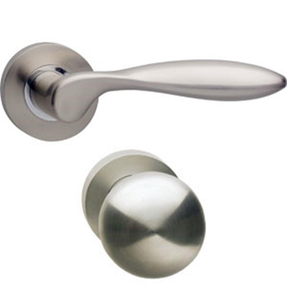 Wisselgarnituur rechts 1695 George op rond rozet 7mm nokken met profielcilindergat plaatjes nikkel m